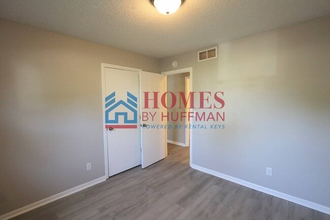 Building Photo - Three Bedroom House | Remodeled & Move in Ready | Deposit Special