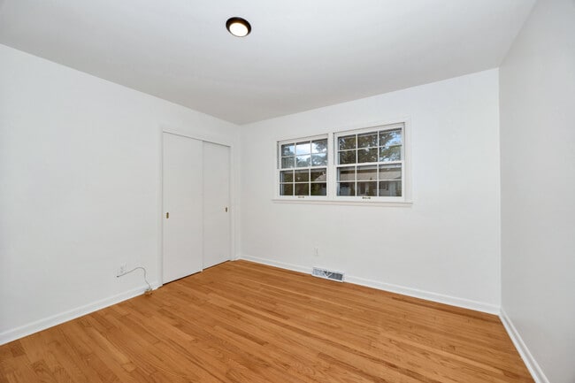 Building Photo - 2105 Shannonhouse Rd SW