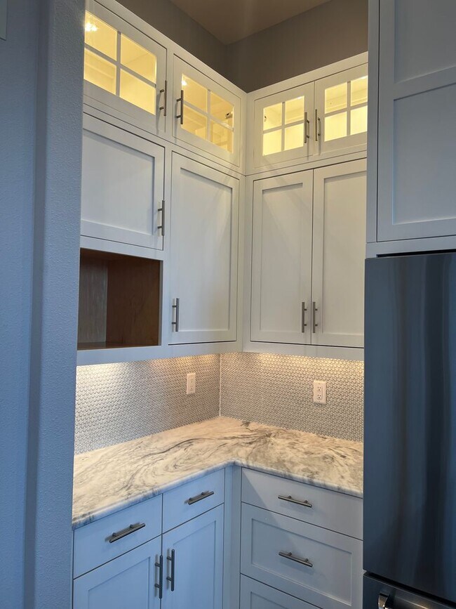 Building Photo - Beautiful, Custom home in the heart of Jacksonville | Available Now