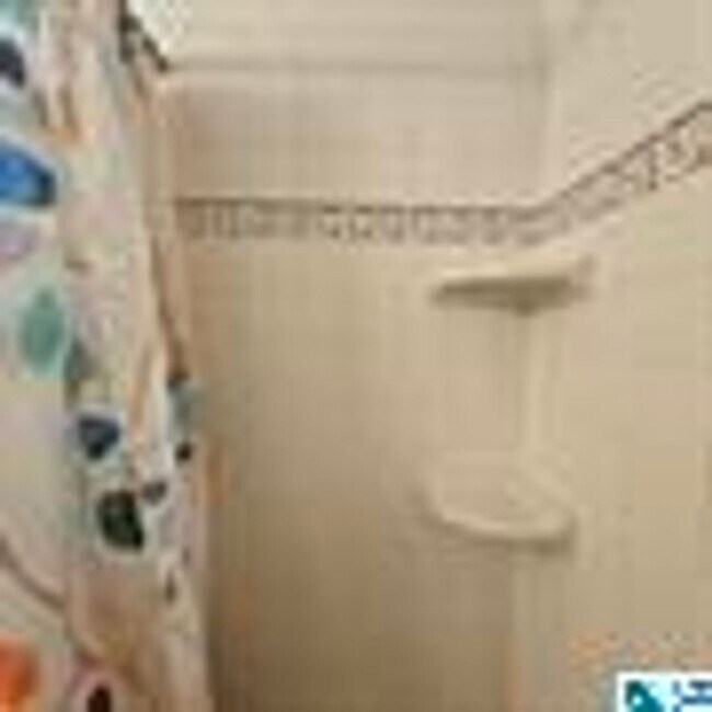 Building Photo - Charming 4 Bedroom, 1 Bathroom house