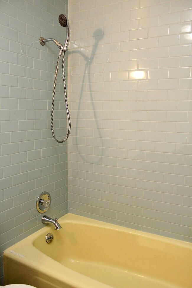 Building Photo - 2002-2012 NE 22nd Ave