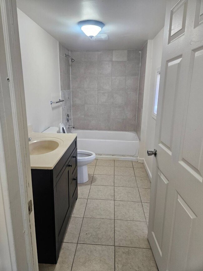 Building Photo - WOW! Look at this property ! You cant beat this price!