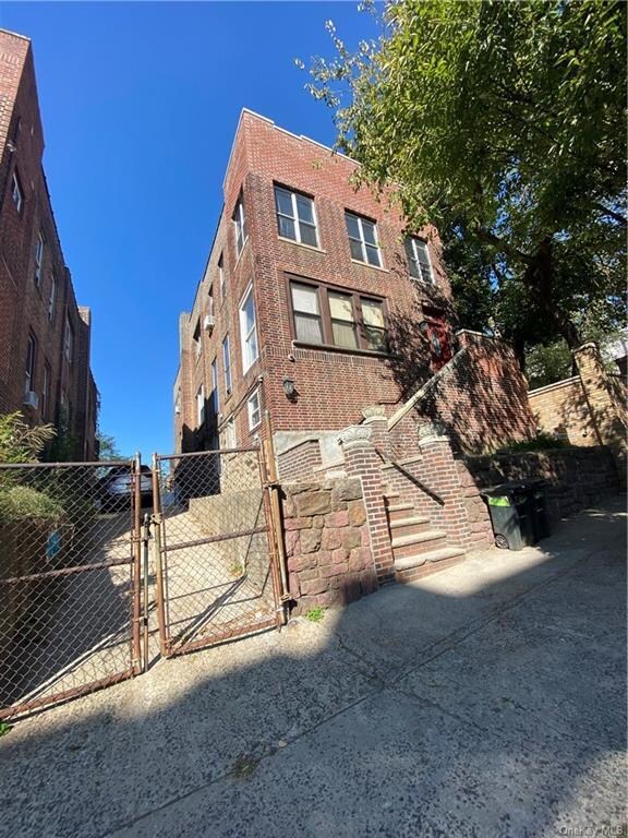 Primary Photo - 1927 Hennessy Pl