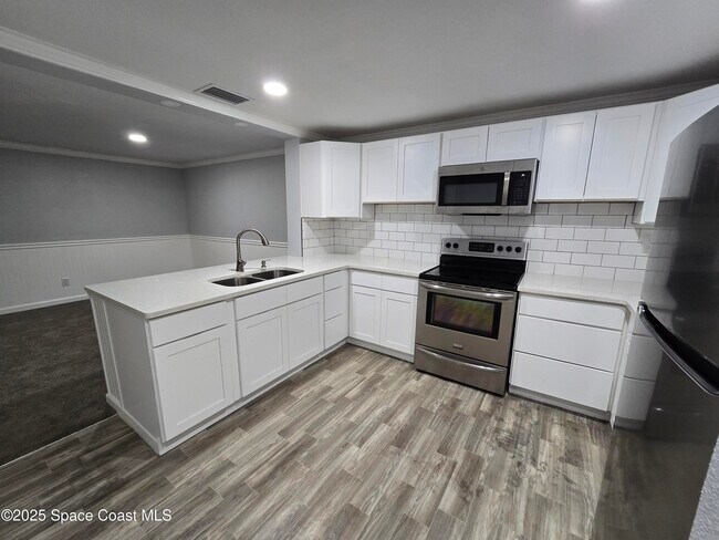 Building Photo - 1700 Bottlebrush Dr