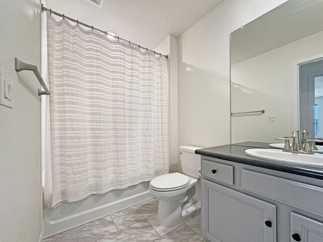 Building Photo - For Rent | $3,000/Month | 3 Bed | 3 Bath | Buffalo Highlands Townhome