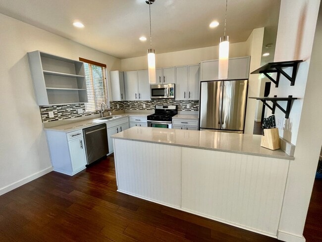 Building Photo - ** HALF MONTH'S FREE RENT **Modern 3bd/2.5...