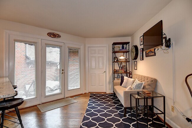 Building Photo - Spacious Condo in Ghent Square!