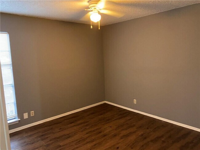Building Photo - 8919 Galewood Dr