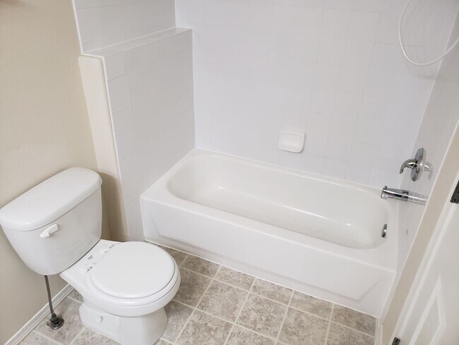 Building Photo - Beautiful, Conveniently Located Eagle River Townhome