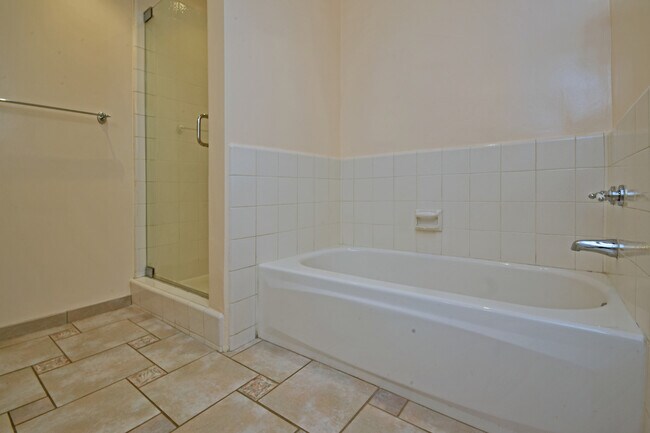 Building Photo - Luxurious 1+bdr, 1bath condo in prime Sher...