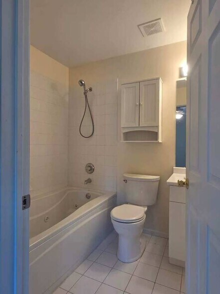 Building Photo - 17 Springhill Dr