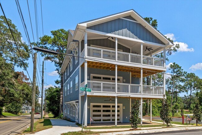 Building Photo - 5/5.5 Townhomes, Built 2024, Walk to stadium! Available August 2026!