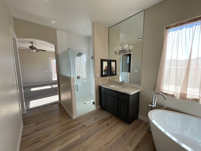 Building Photo - Gorgeous Ravines Home