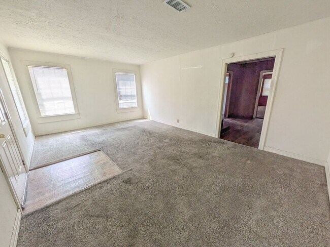 Building Photo - 3170 Roberts Ave