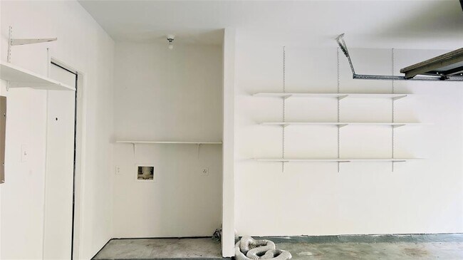 Building Photo - 17629 Red Oak Dr