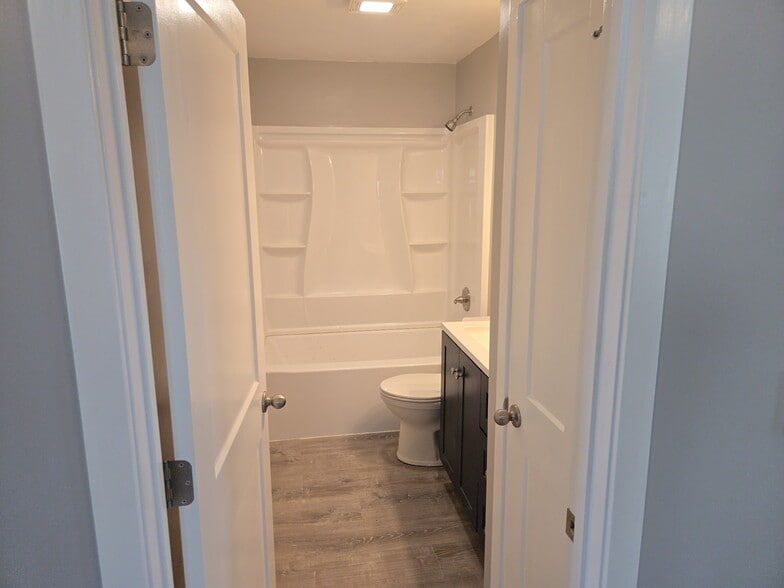 Full hall bath - 1025 Ohio St