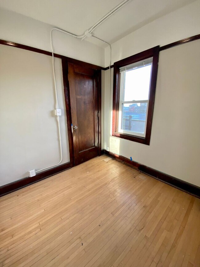 Building Photo - Available August 1st - 2 Bed 1 Bath, Bonus...