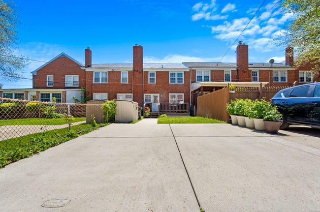 Building Photo - 1518 Dellsway Rd