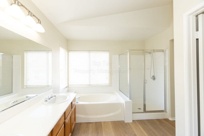 Building Photo - Beautiful home in Sunset Glen with 4 bedrooms 2.5 bath, 1726 Sq Ft available NOW