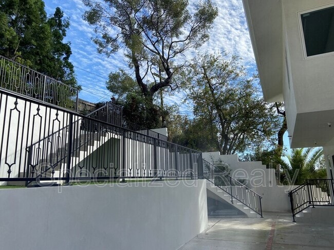 Building Photo - 1827 Hill Dr