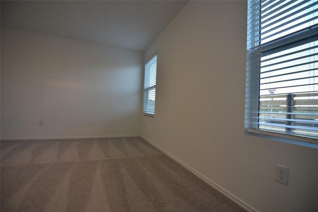 Building Photo - 343 Keefer