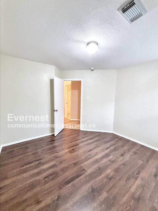 Building Photo - 122 Golden Oak Dr