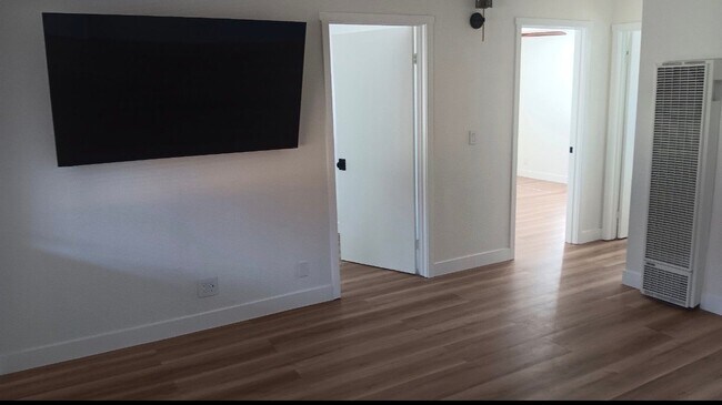 Building Photo - 604 Venice Way