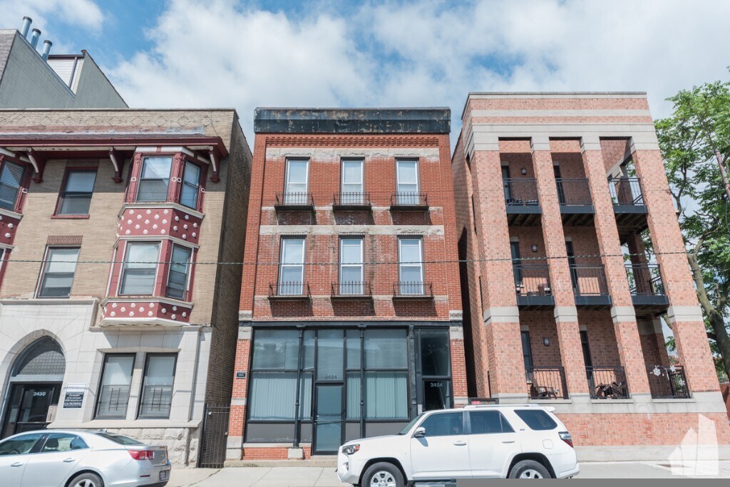 Building Photo - 2454 N Southport Ave