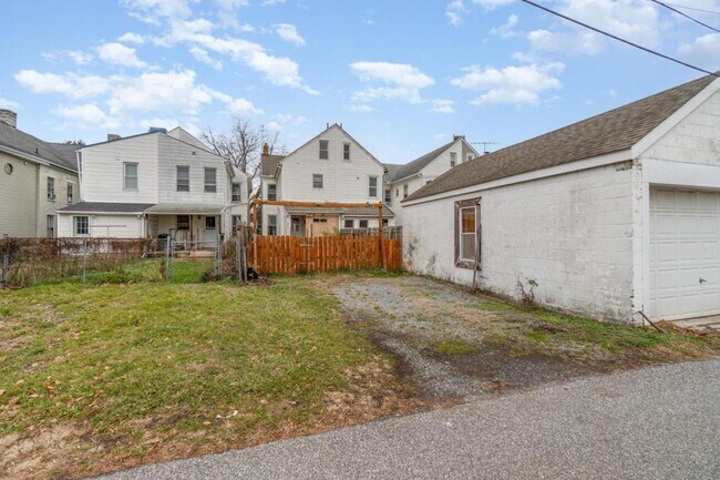 Building Photo - 602 W Louther St