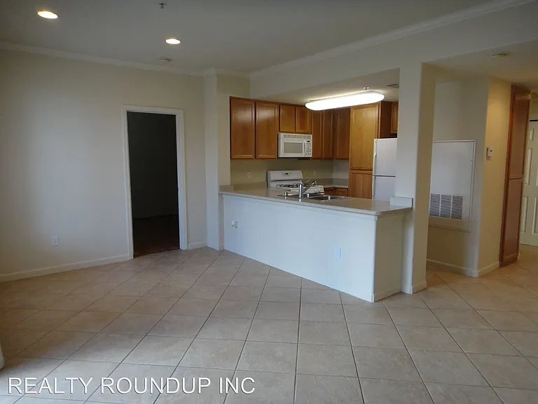 Building Photo - 5201 Laguna Oaks Dr