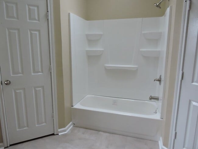 Building Photo - Great 3 Bedroom, 2 Bath Home - No Carpet