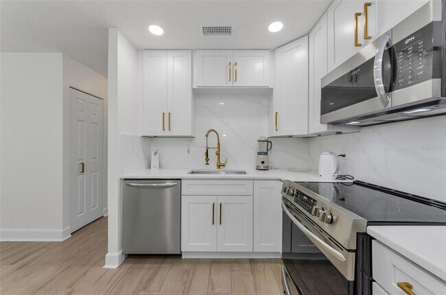 Building Photo - 2700 Bayshore Blvd