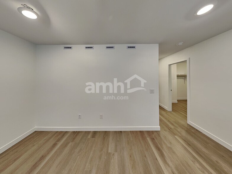 Building Photo - 9525 Harkes Dr