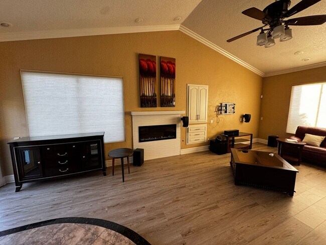 Building Photo - Custom Estate