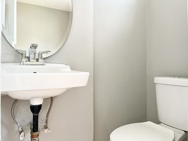 Building Photo - 642 Moody St