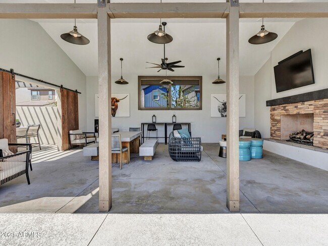 Building Photo - 627 W Flintlock Way