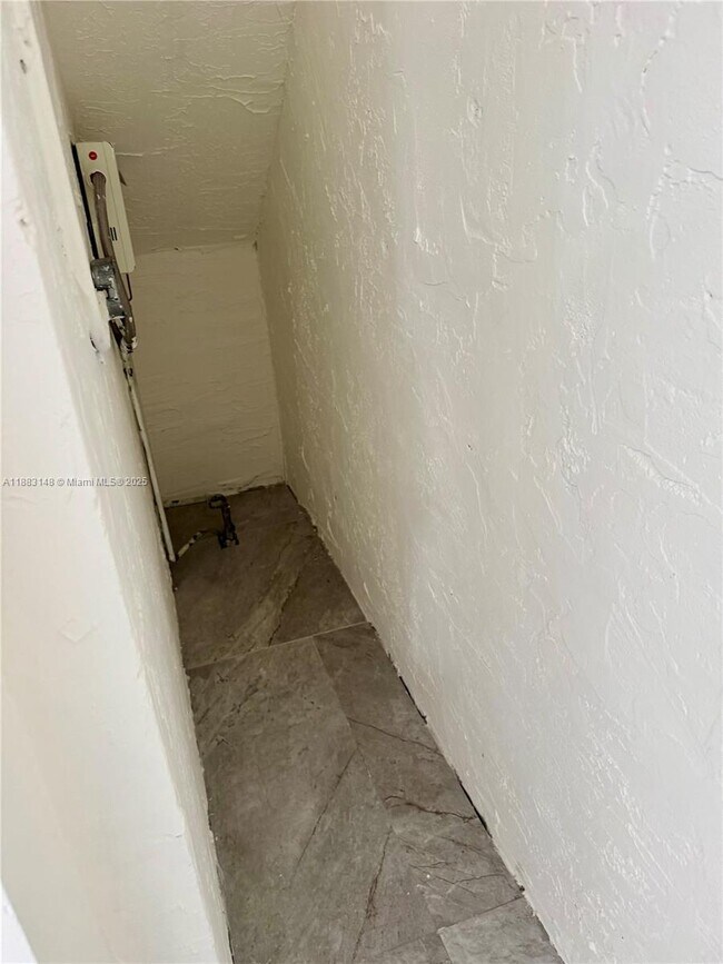 Building Photo - 2740 W 61st St