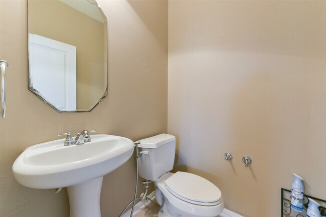 Building Photo - 18111 Blues Point Dr