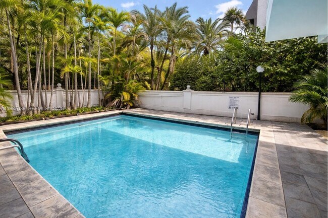 Building Photo - 1660 NE 135th St