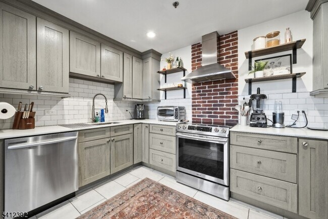 Building Photo - 262 Main St