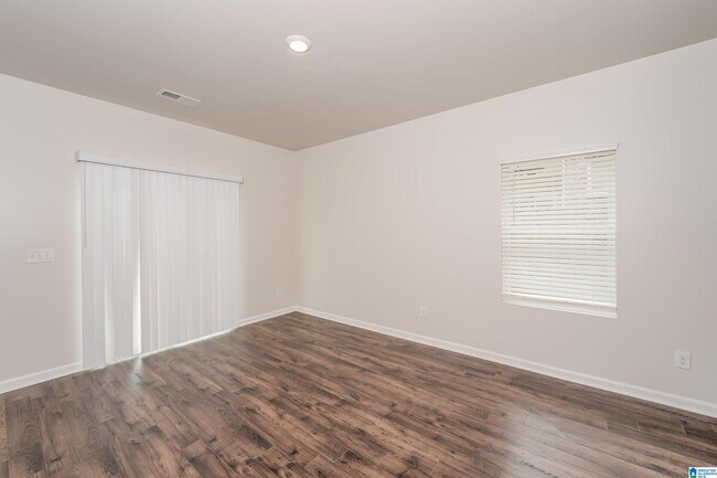Building Photo - 682 Johnnys Cv