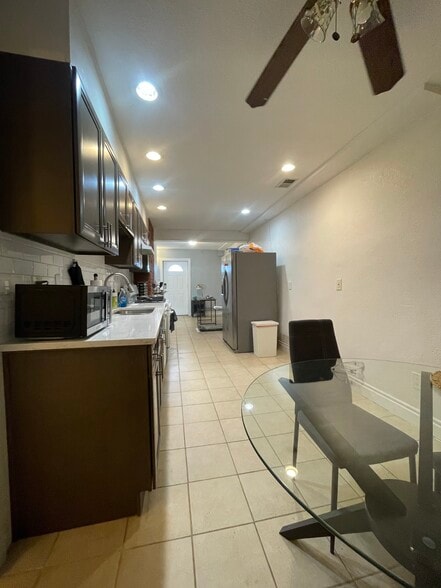 Building Photo - 3108 N Clay St