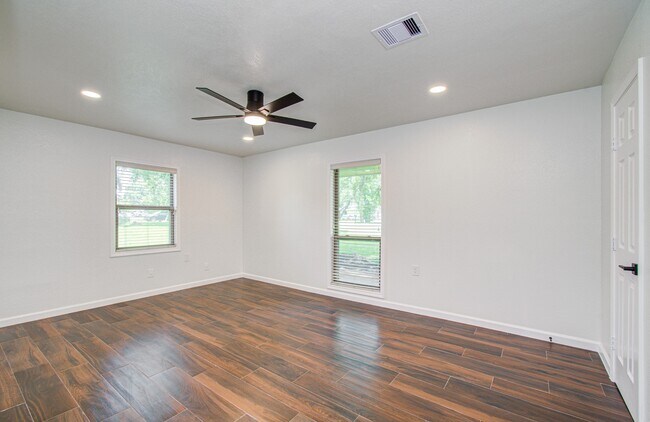Building Photo - 6930 S Oak Bend Dr