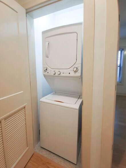 Building Photo - 4956 N Oakley Ave