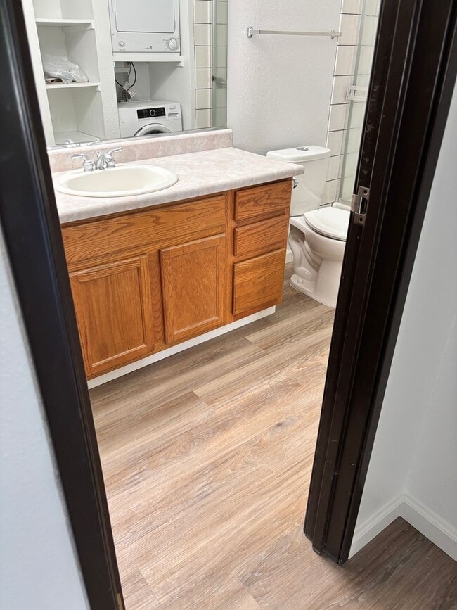 Building Photo - VERY NICE 2 BED/1 BATH 2ND FLOOR CONDO - N...