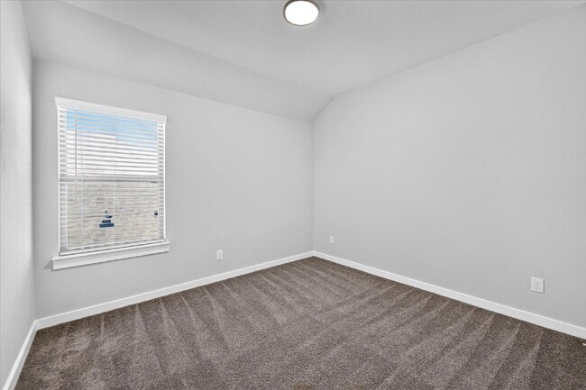 Building Photo - Spacious 5-Bedroom, 4-Bath Home with Washer, Dryer & Refrigerator