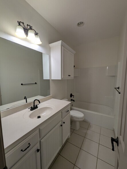 Hall bath - 13715 Oxford Dr