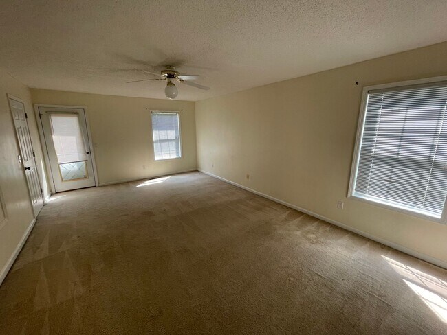 Building Photo - Briarwood Townhomes - End Unit!