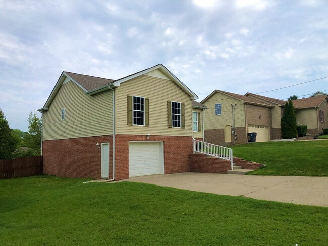 Building Photo - Updated Goodlettsville Home | 3BR with Deck, Fenced Yard & W/D Included