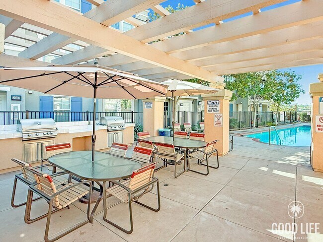 Building Photo - Beautiful 4B/4BA Home w/ Canyon Views & Great Layout!